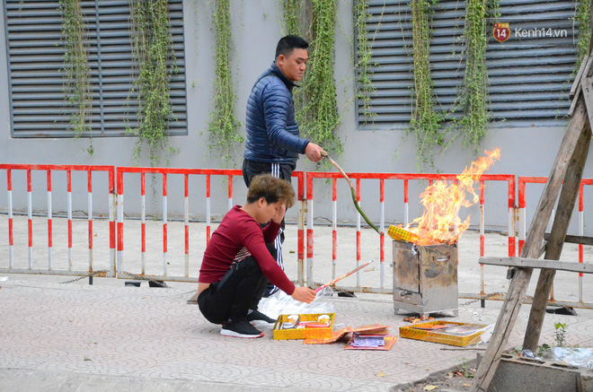 Giật mình thon thót với những cảnh đốt vàng mã ngay xe máy, trụ điện của người dân Thủ đô